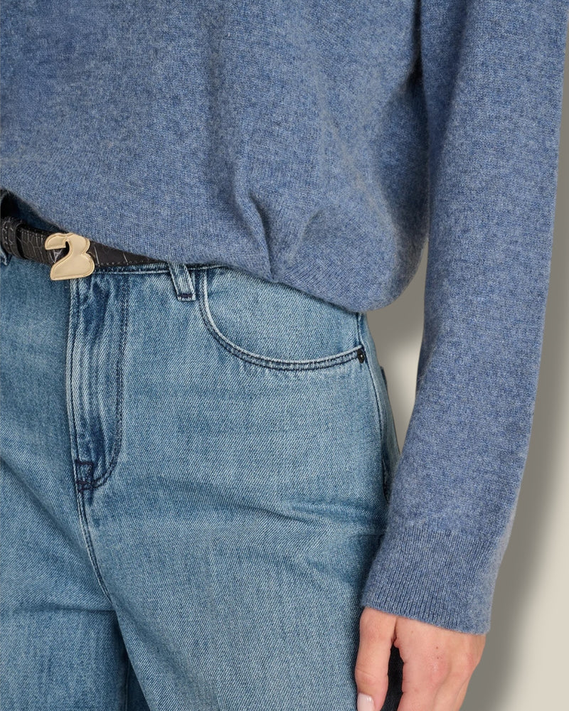 cloudy-blue-dames-pull-van-kasjmier-met-rib-ronde-hals-lange-mouwen-liva-van-march23-she-stories-gwen