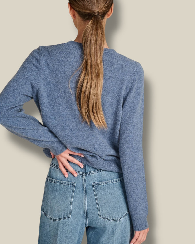 cloudy-blue-dames-pull-van-kasjmier-met-rib-ronde-hals-lange-mouwen-liva-van-march23-she-stories-gwen