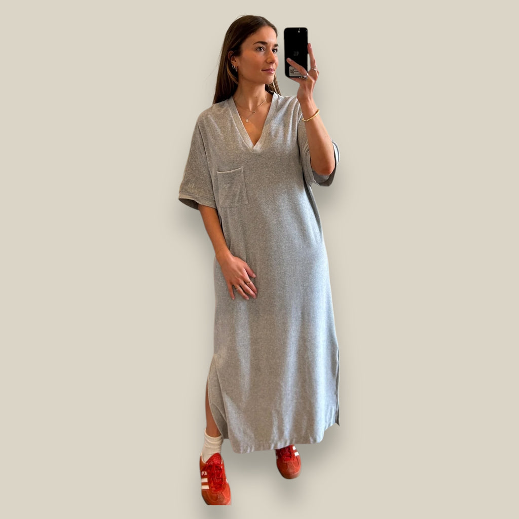 grey-melange-dames-maxi-jurk-met-v-hals-split-borstzak-velours-van-love-sundaily-she-stories-gwen