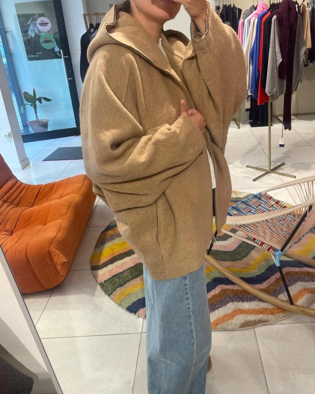 beige-dames-jacket-vest-met-rits-capuchon-chamberi-van-love-sundaily-she-stories-gwen