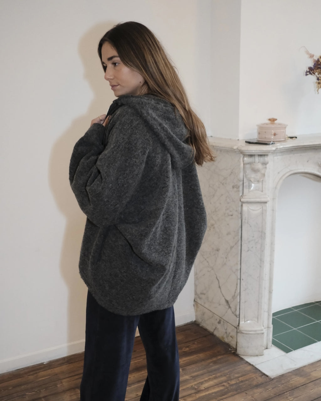 grijze-dames-jacket-vest-met-rits-capuchon-chamberi-van-love-sundaily-she-stories-gwen