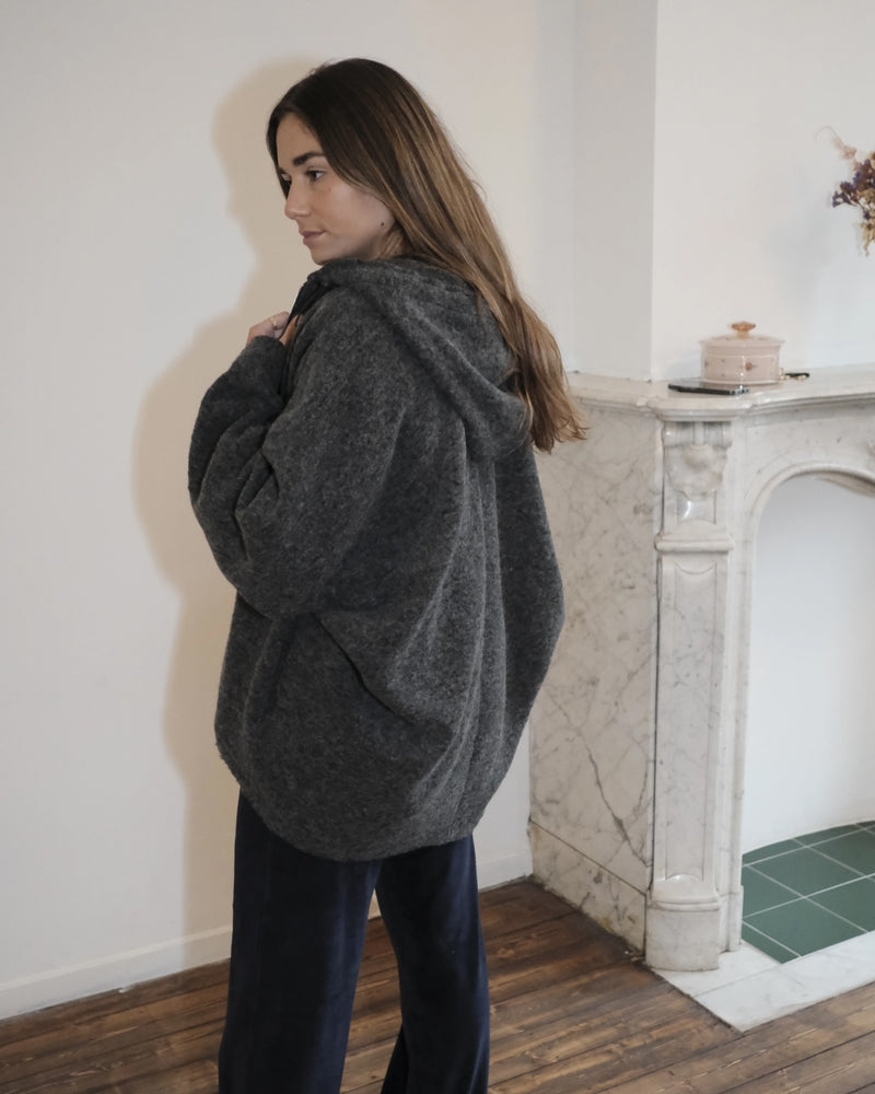 grijze-dames-jacket-vest-met-rits-capuchon-chamberi-van-love-sundaily-she-stories-gwen