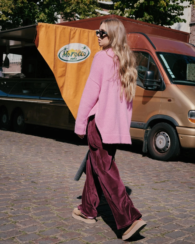 burgundy-dames-fluwelen-pantalon-met-zijzakken-elastische-band-emmanuel-van-love-sundaily-she-stories-gwen