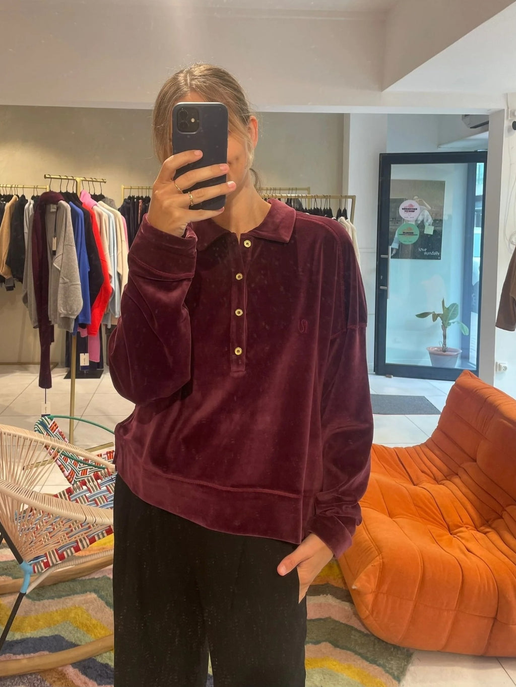 burgundy-dames-fluwelen-polo-met-lange-mouwen-kraag-knoopsluiting-finn-van-love-sundaily-she-stories-gwen