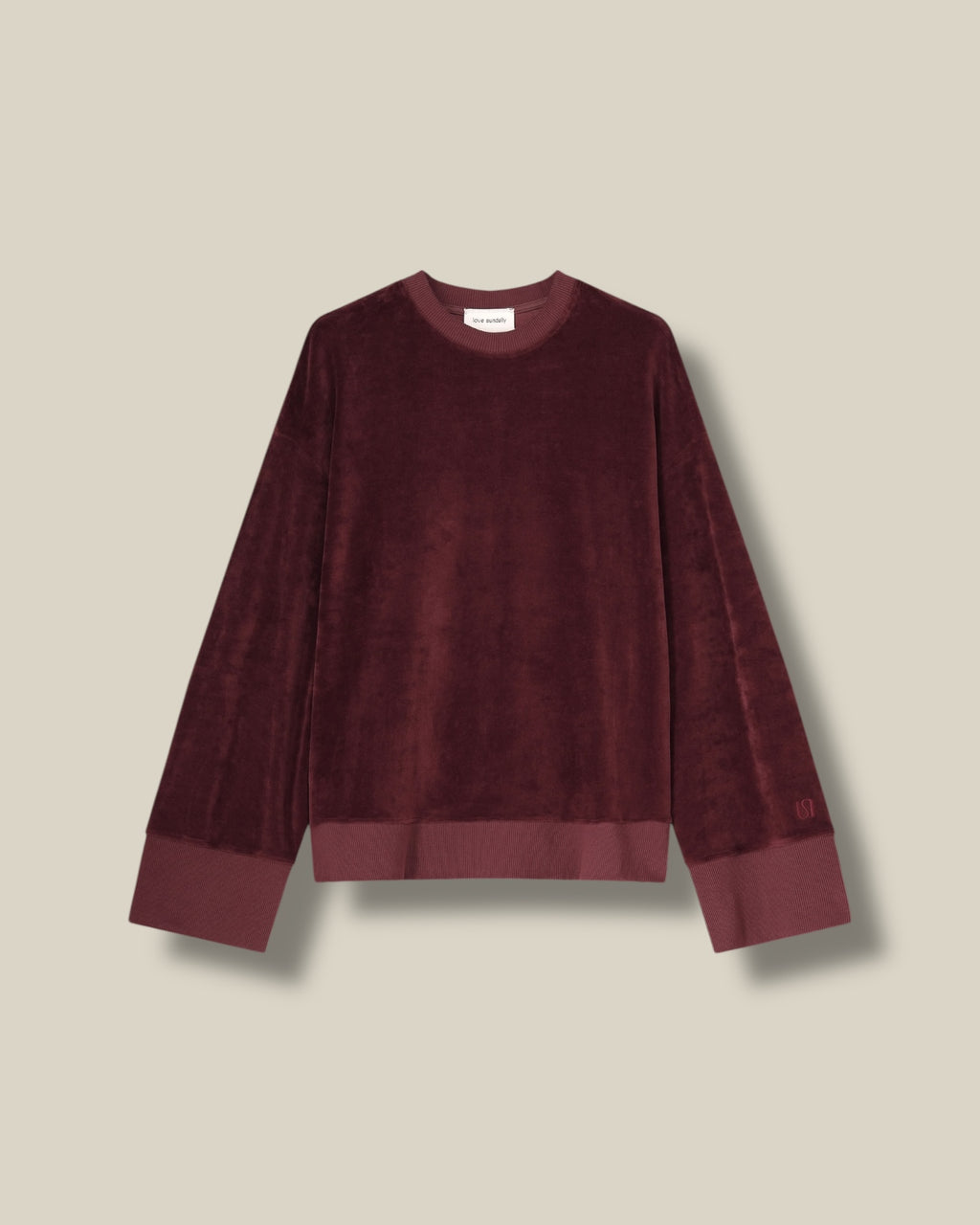 burgundy-dames-fluwelen-sweater-met-ronde-hals-verlaagde-schouders-toba-van-love-sundaily-she-stories-gwen