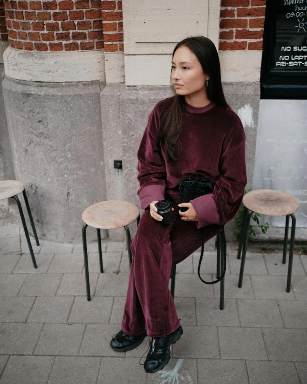 burgundy-dames-fluwelen-sweater-met-ronde-hals-verlaagde-schouders-toba-van-love-sundaily-she-stories-gwen
