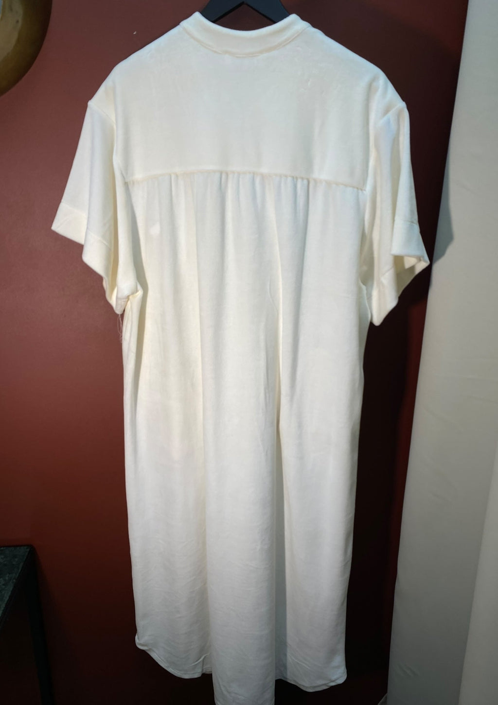ecru-dames-velour-maxi-jurk-met-v-hals-osana-van-love-sundaily-she-stories-gwen