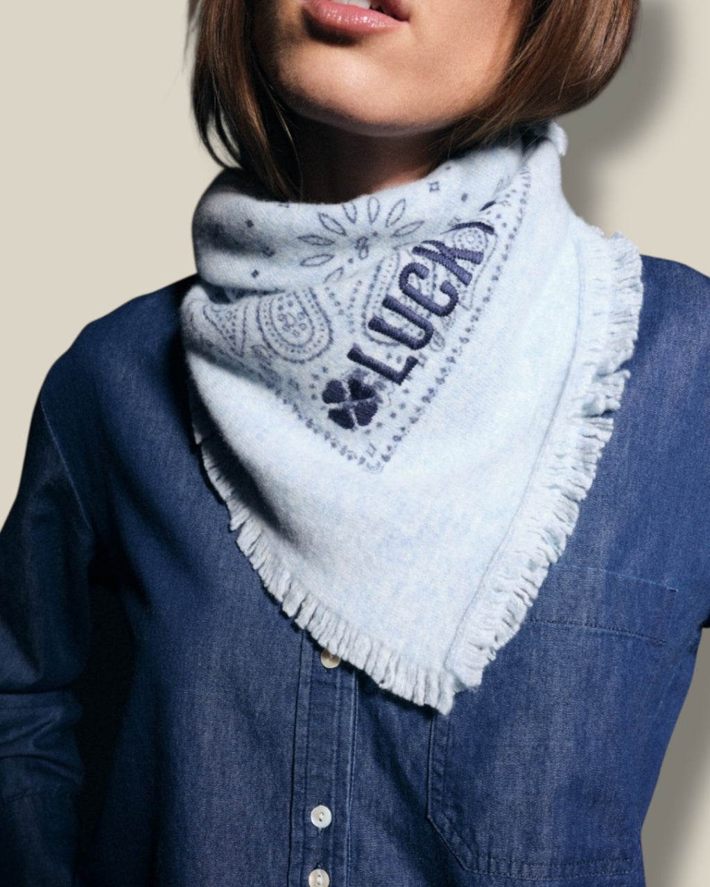 blauwe-dames-bandana-van-wol-met-franjes-en-borduursels-lucky-van-ma-petite-capsule-she-stories-gwen
