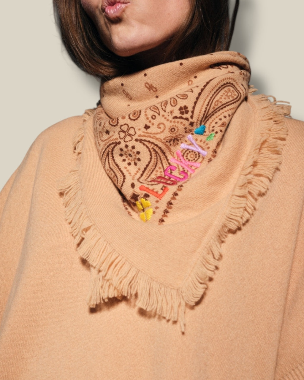 camel-dames-bandana-van-wol-met-franjes-en-borduursels-lucky-van-ma-petite-capsule-she-stories-gwen