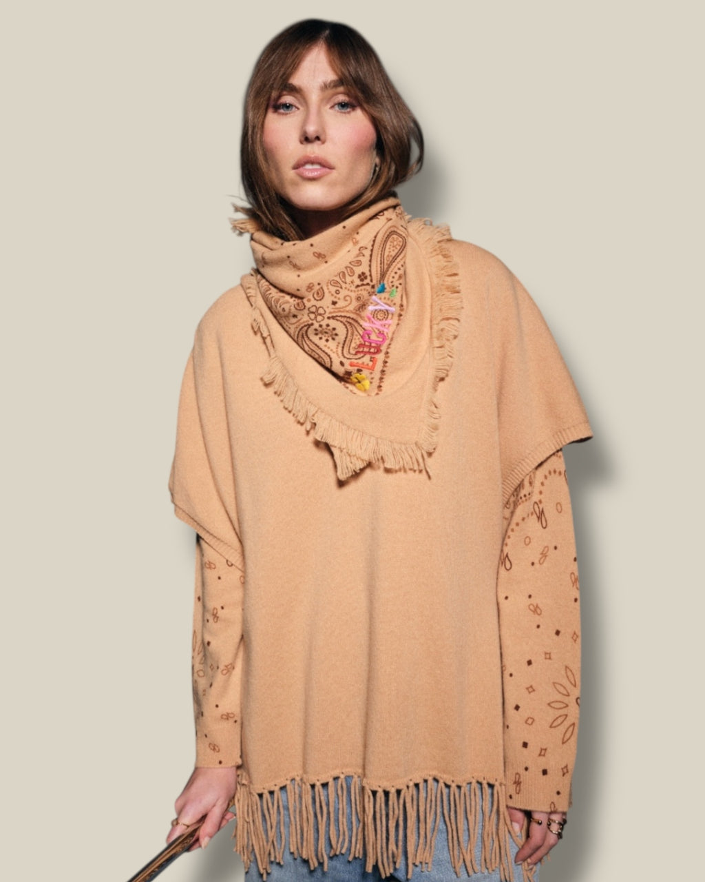camel-dames-bandana-van-wol-met-franjes-en-borduursels-lucky-van-ma-petite-capsule-she-stories-gwen