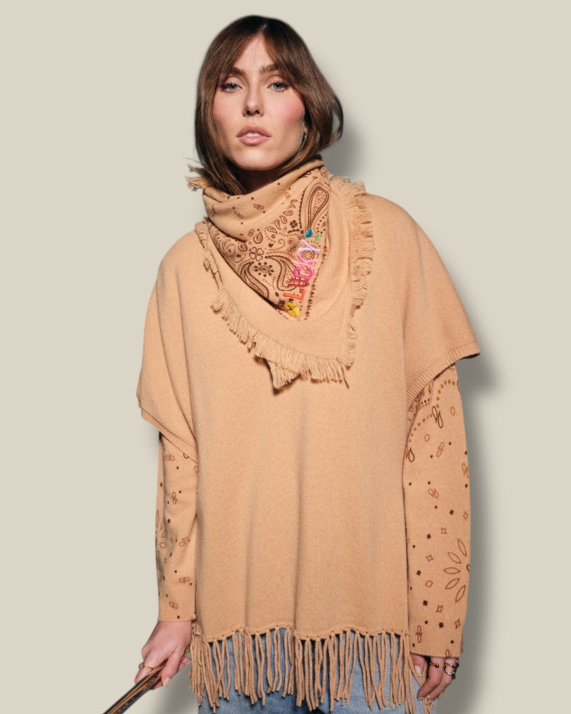 camel-dames-bandana-van-wol-met-franjes-en-borduursels-lucky-van-ma-petite-capsule-she-stories-gwen