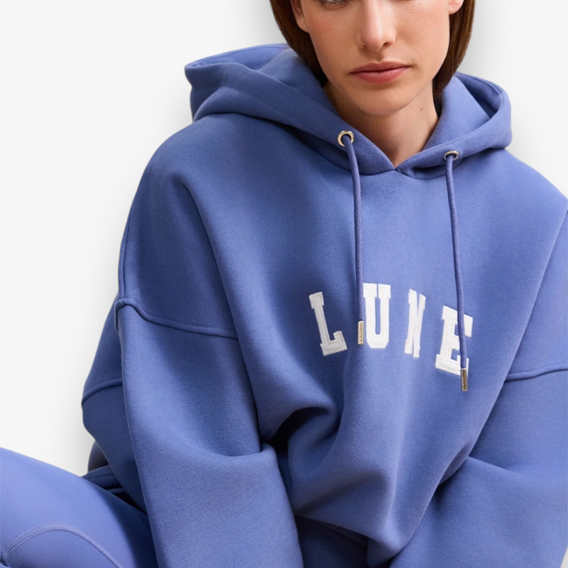 steel-blue-dames-oversized-hoodie-met-logo-capuchon-verlaagde-schouders-zoe-van-lune-she-stories-gwen