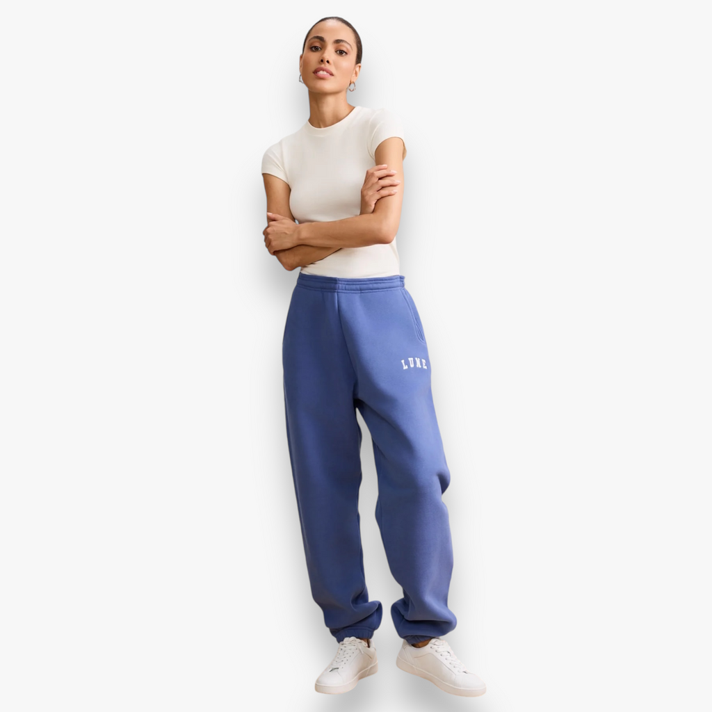 steel-blue-dames-oversized-pantalon-met-logo-elastische-tailleband-zoe-van-lune-she-stories-gwen