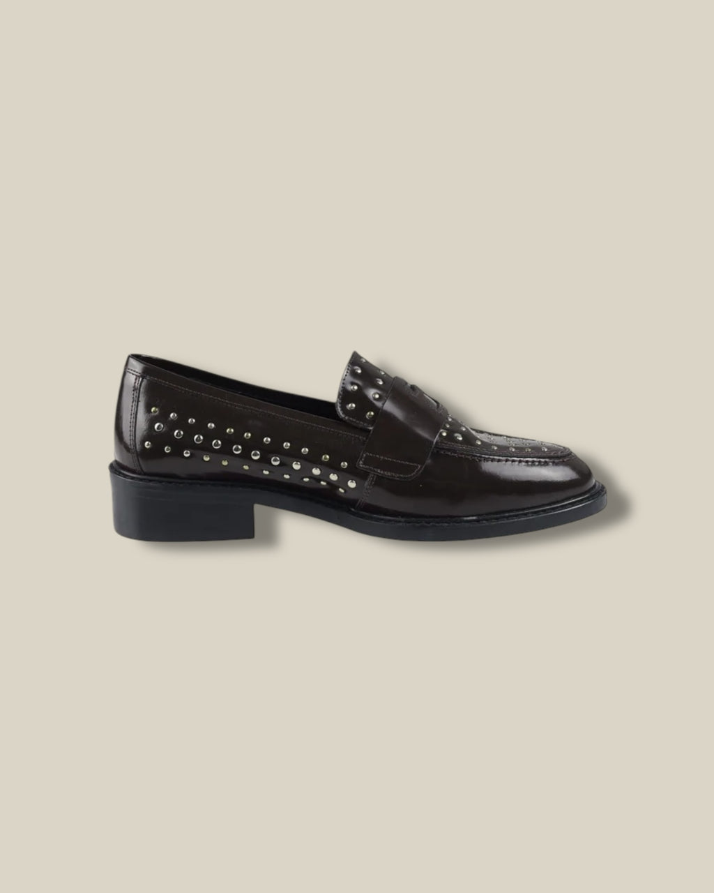 chocolat-spazzolato-dames-loafers-met-studs-ronde-neus-crystal-van-march23-she-stories-gwen