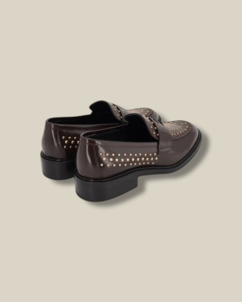 chocolat-spazzolato-dames-loafers-met-studs-ronde-neus-crystal-van-march23-she-stories-gwen