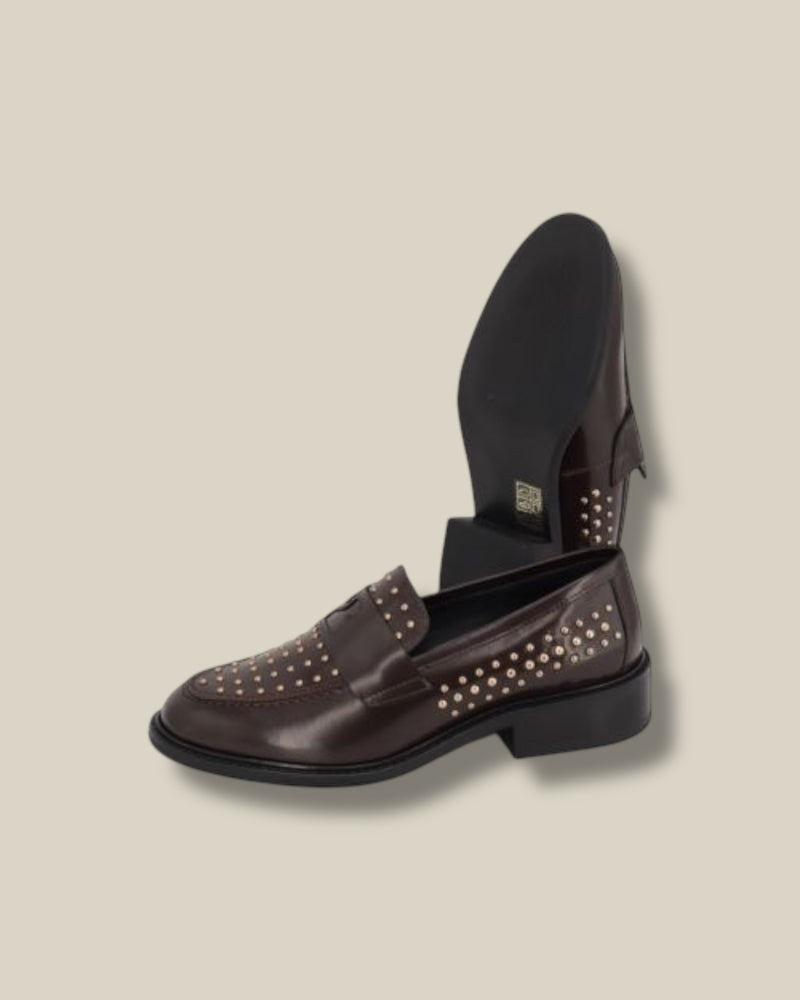 chocolat-spazzolato-dames-loafers-met-studs-ronde-neus-crystal-van-march23-she-stories-gwen
