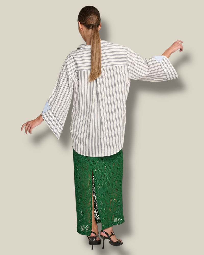 wit-gestreepte-dames-blouse-met-kraag-poplin-gabbie-van-march23-she-stories-gwen
