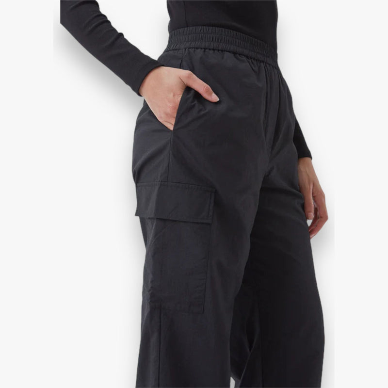 zwarte-dames-cargo-broek-met-elastische-tailleband-opgestikte-zakken-nylon-trentmd-van-modstrom-she-stories-gwen