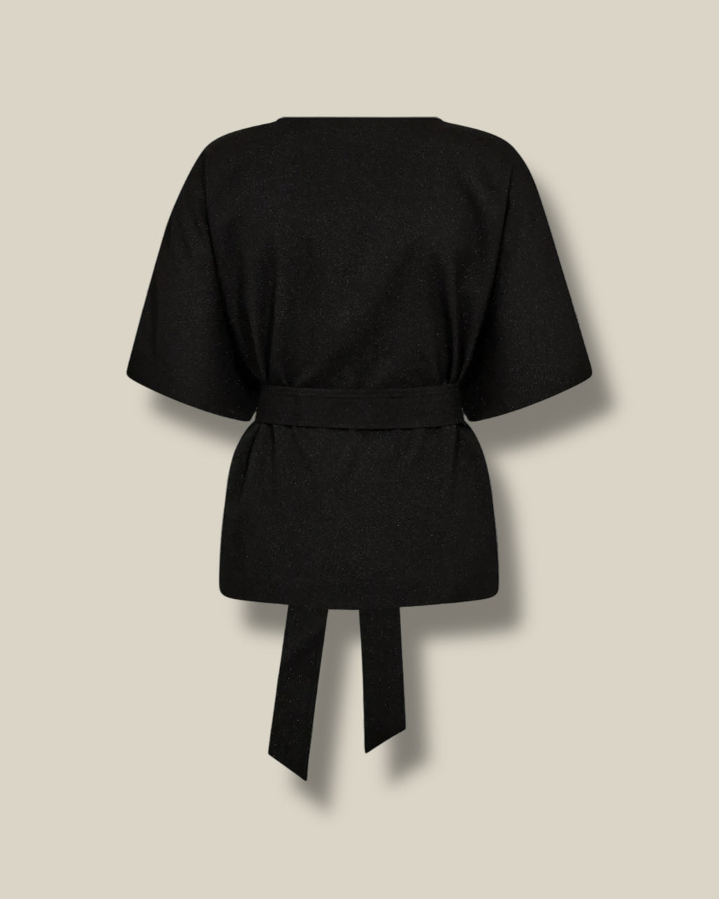 zwarte-dames-blouse-met-strikceintuur-ronde-hals-mmpie-van-mos-mosh-she-stories-gwen