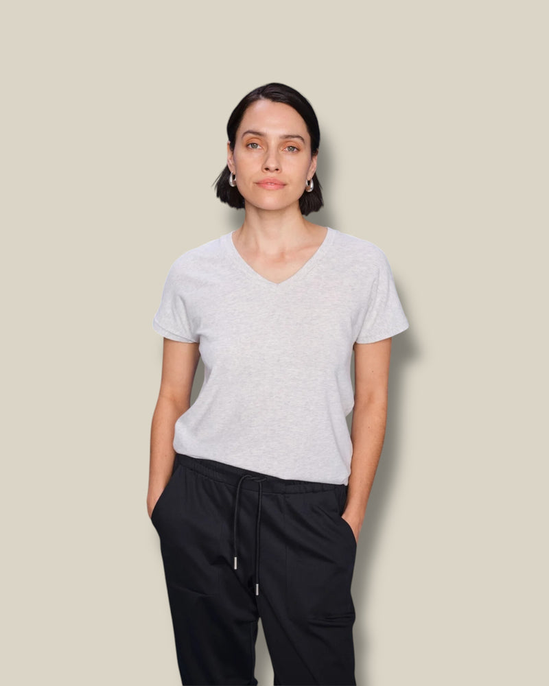 ecru-dames-t-shirt-met-v-hals-korte-mouwen-van-tencel-modal-sienna-van-mos-mosh-she-stories-gwen