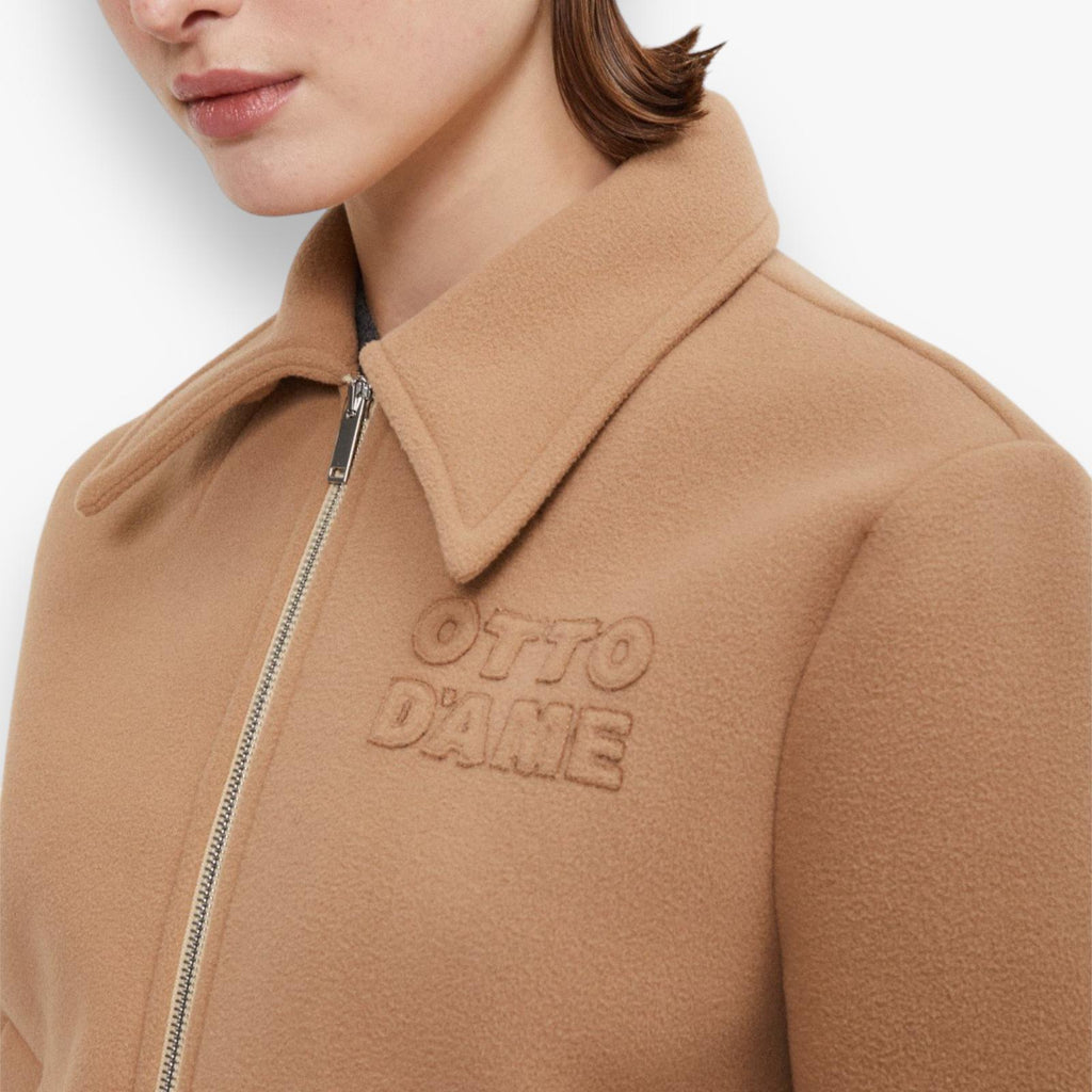 camel-dames-cropped-jack-met-borduursels-van-ottodame-she-stories-gwen