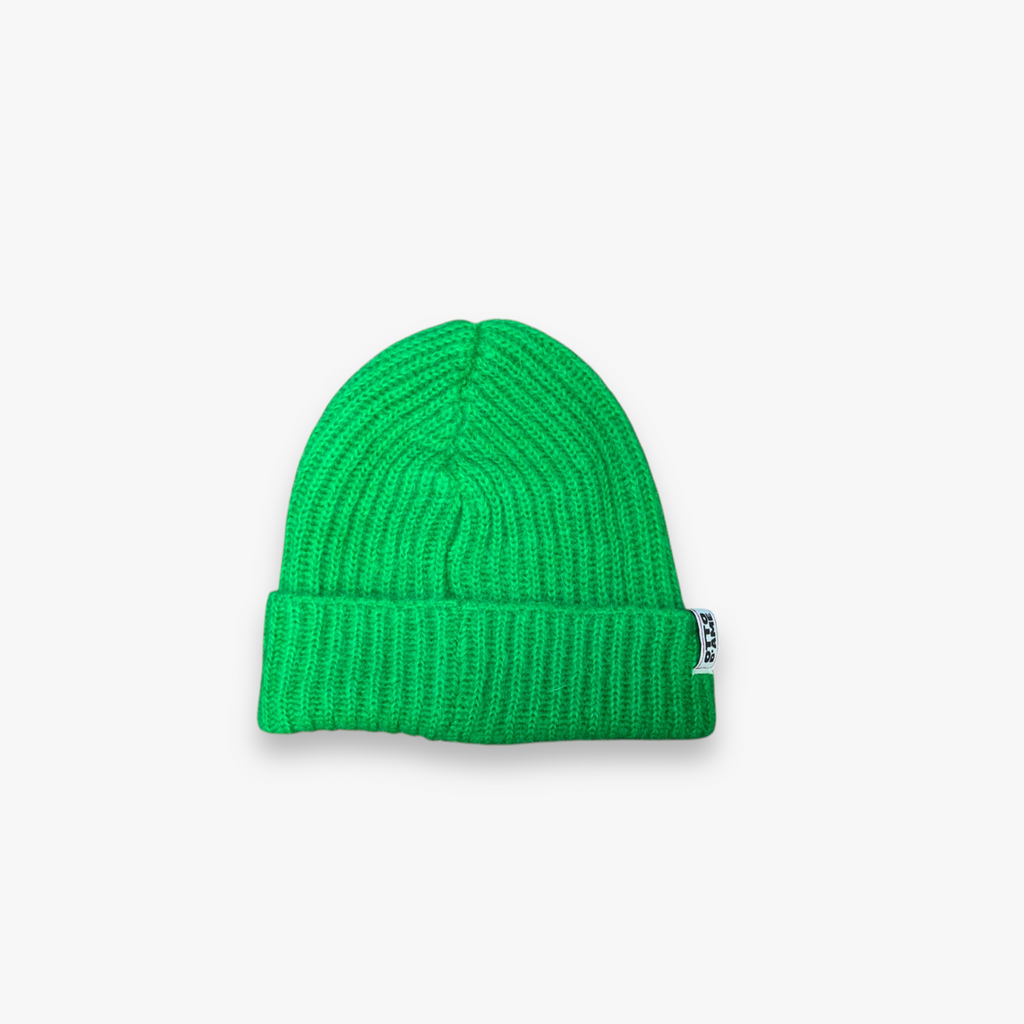 groene-dames-beanie-muts-met-rib-revers-logo-van-mohairmix-van-ottodame-she-stories-gwen