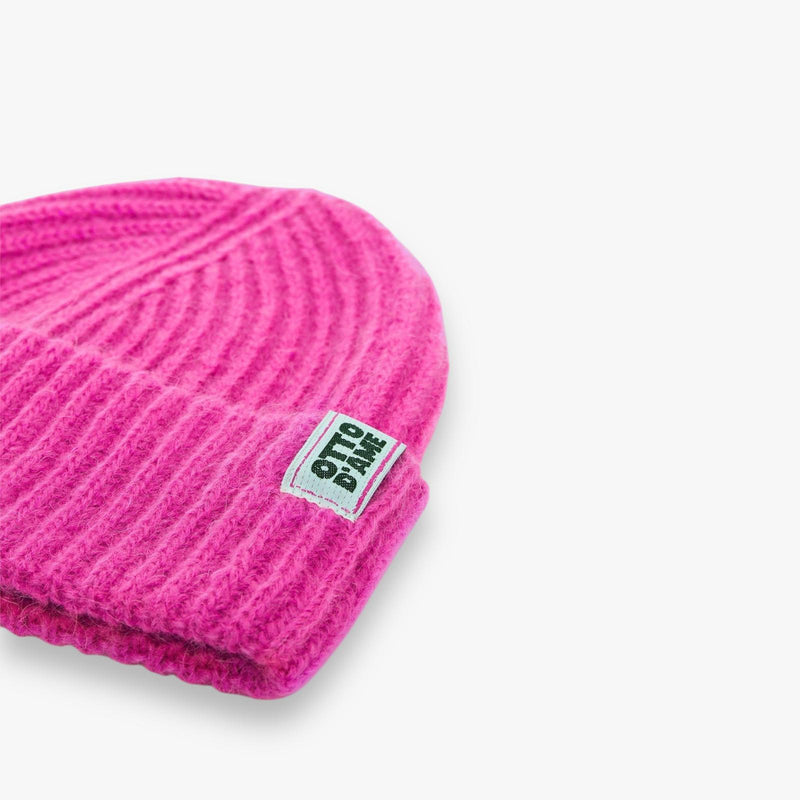 roze-dames-beanie-muts-met-rib-revers-logo-van-mohairmix-van-ottodame-she-stories-gwen