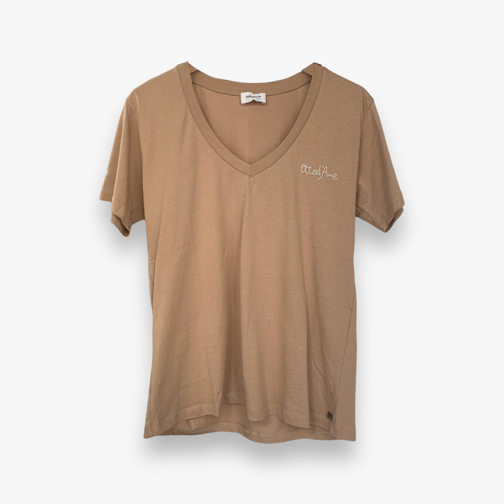 caramello-dames-t-shirt-met-v-hals-geborduurd-logo-korte-mouwen-van-ottodame-she-stories-gwen