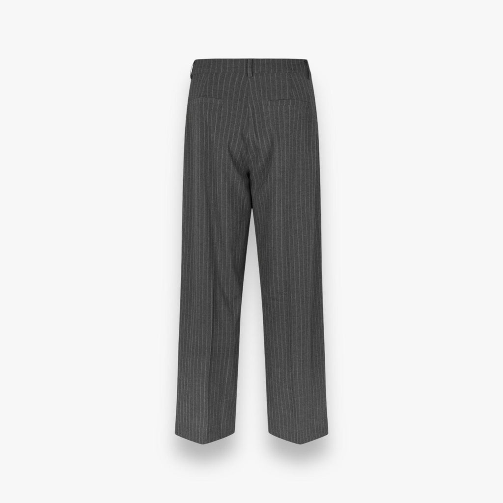 dark-grey-pinstripe-dames-trousers-met-rechte-pijpen-gestreept-rowy-van-oval-square-she-stories-gwen