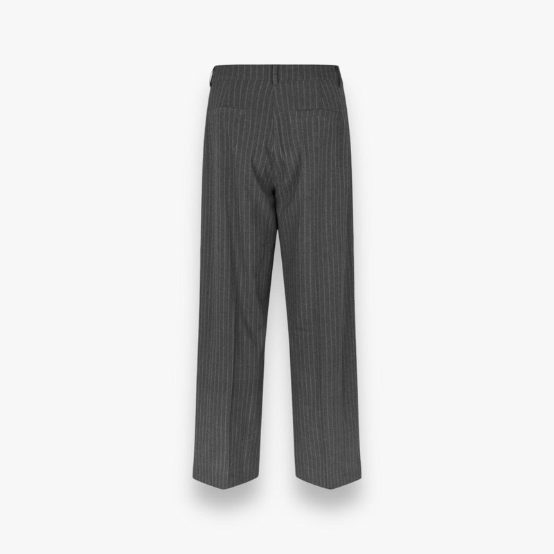 dark-grey-pinstripe-dames-trousers-met-rechte-pijpen-gestreept-rowy-van-oval-square-she-stories-gwen