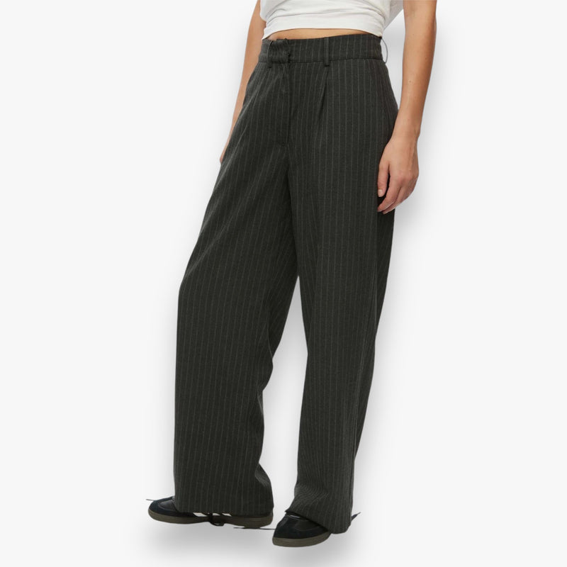 dark-grey-pinstripe-dames-trousers-met-rechte-pijpen-gestreept-rowy-van-oval-square-she-stories-gwen