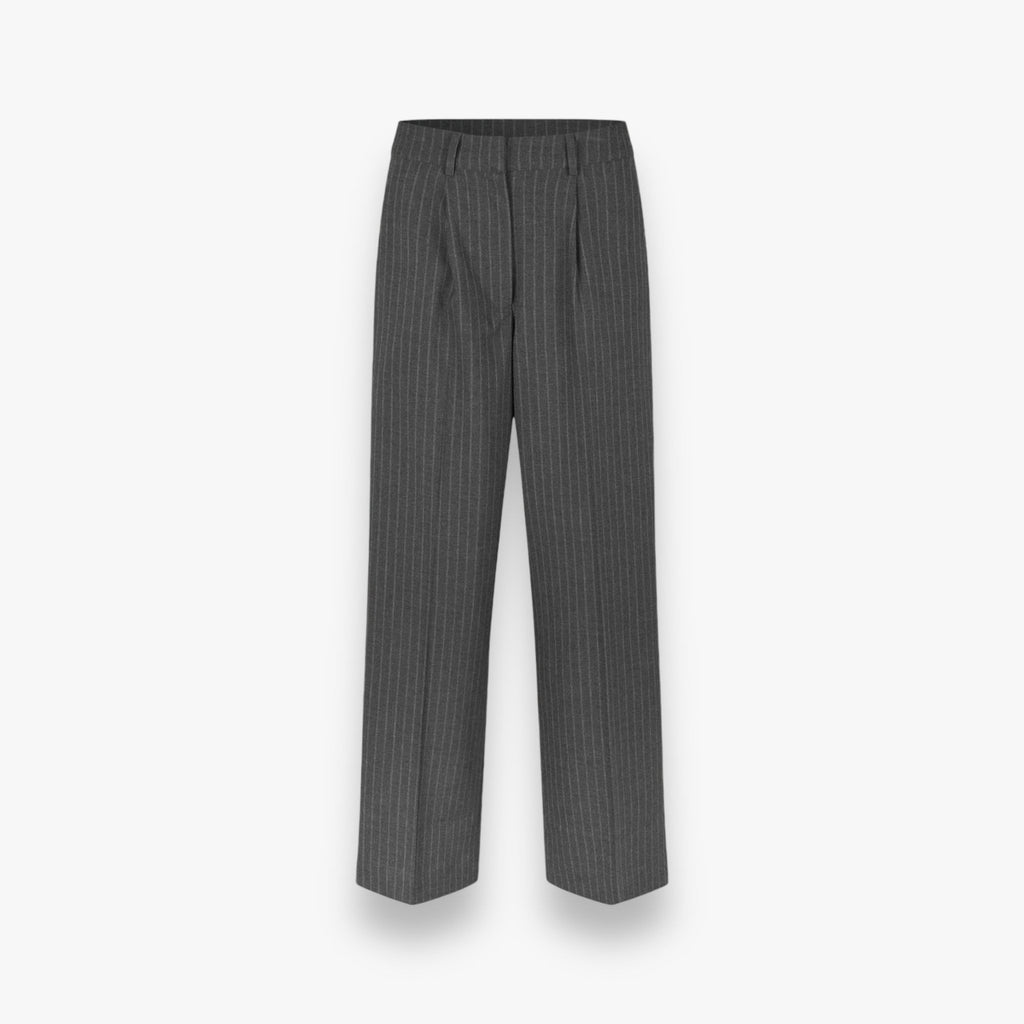 dark-grey-pinstripe-dames-trousers-met-rechte-pijpen-gestreept-rowy-van-oval-square-she-stories-gwen