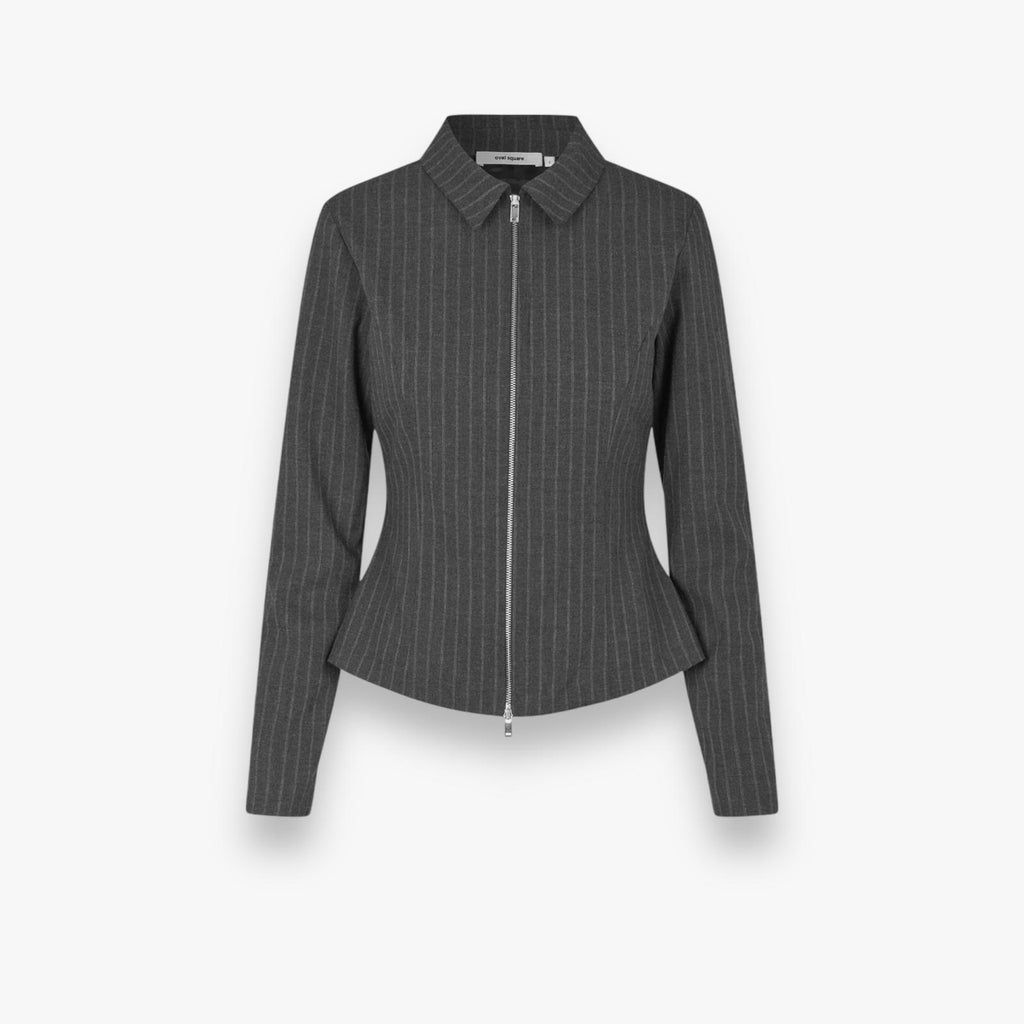 dark-grey-pinstripe-dames-blouse-met-ritssluiting-kraag-rowy-van-oval-square-she-stories-gwen