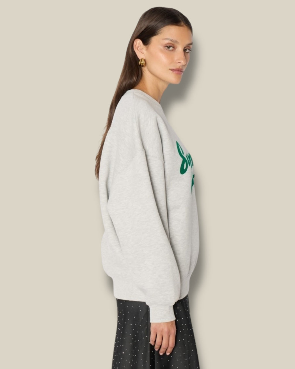 grey-melange-dames-sweatshirt-met-oversized-pasvorm-ronde-hals-print-supercool-van-berenice-she-stories-gwen