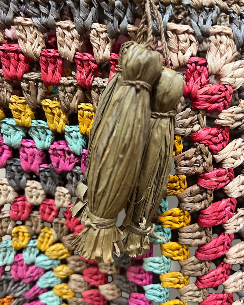 bruine-dames-handtas-met-hengsel-van-raffia-tsara-van-rabarany-she-stories-gwen