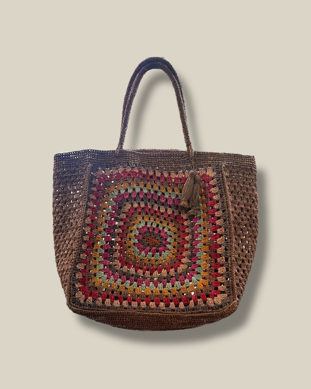 bruine-dames-handtas-met-hengsel-van-raffia-tsara-van-rabarany-she-stories-gwen