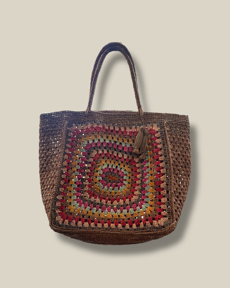 bruine-dames-handtas-met-hengsel-van-raffia-tsara-van-rabarany-she-stories-gwen