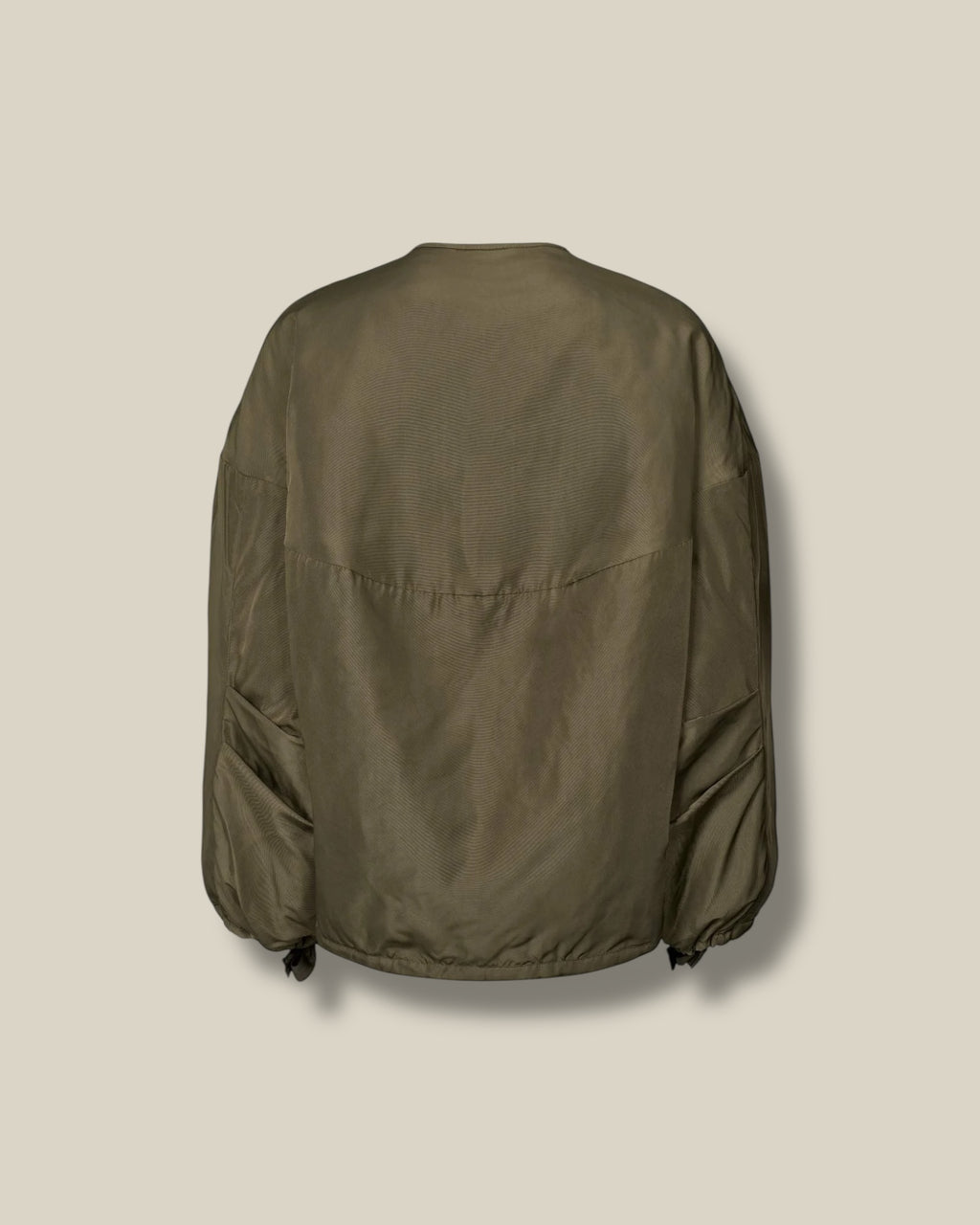 army-green-dames-arched-jacket-cropped-ronde-hals-glod-van-rabens-saloner-she-stories-gwen