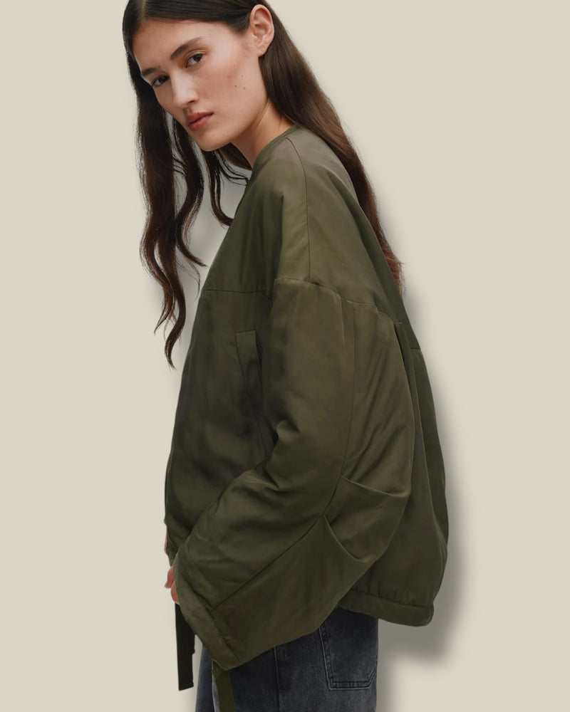 army-green-dames-arched-jacket-cropped-ronde-hals-glod-van-rabens-saloner-she-stories-gwen