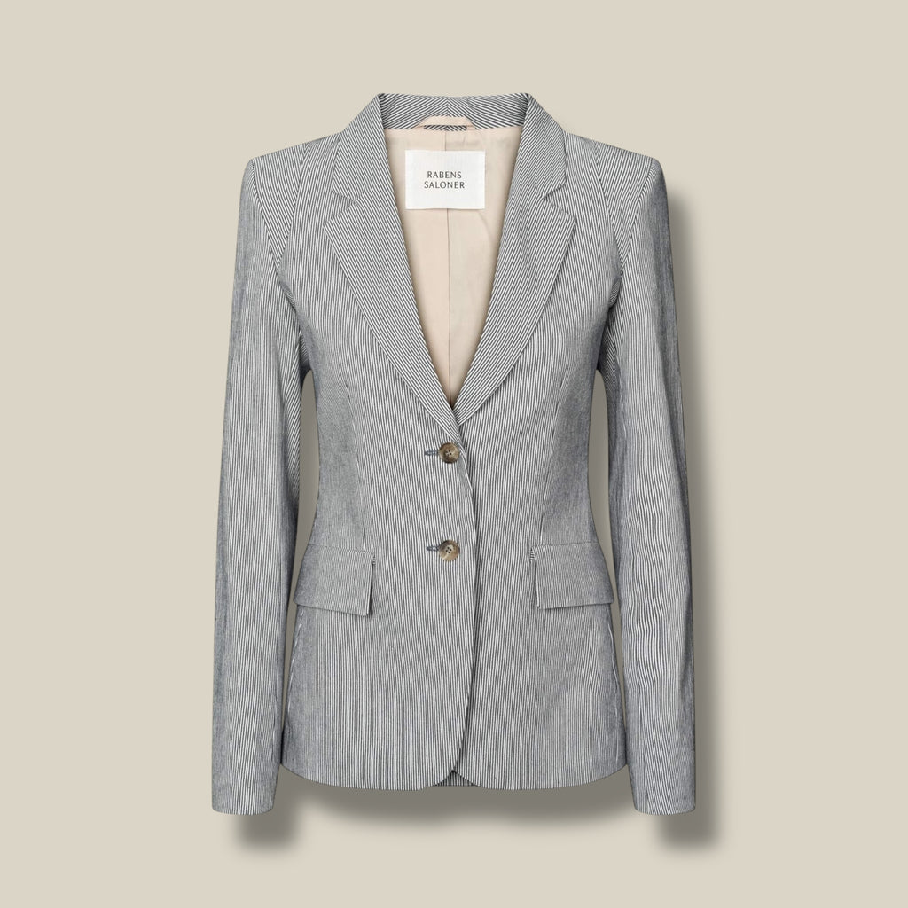 navy-stripe-dames-striped-tailoring-blazer-met-revers-helda-van-rabens-saloner-she-stories-gwen