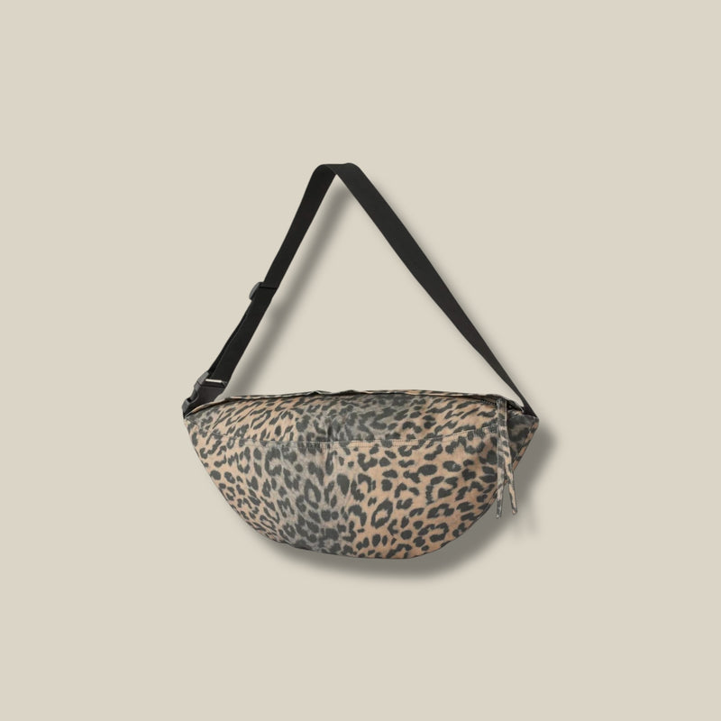 leopard-dames-printed-cross-body-bag-mona-van-rabens-saloner-she-stories-gwen