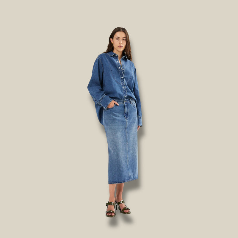 washed-indigo-dames-denim-midi-rok-fitted-kruisdetail-ramone-van-rabens-saloner-she-stories-gwen