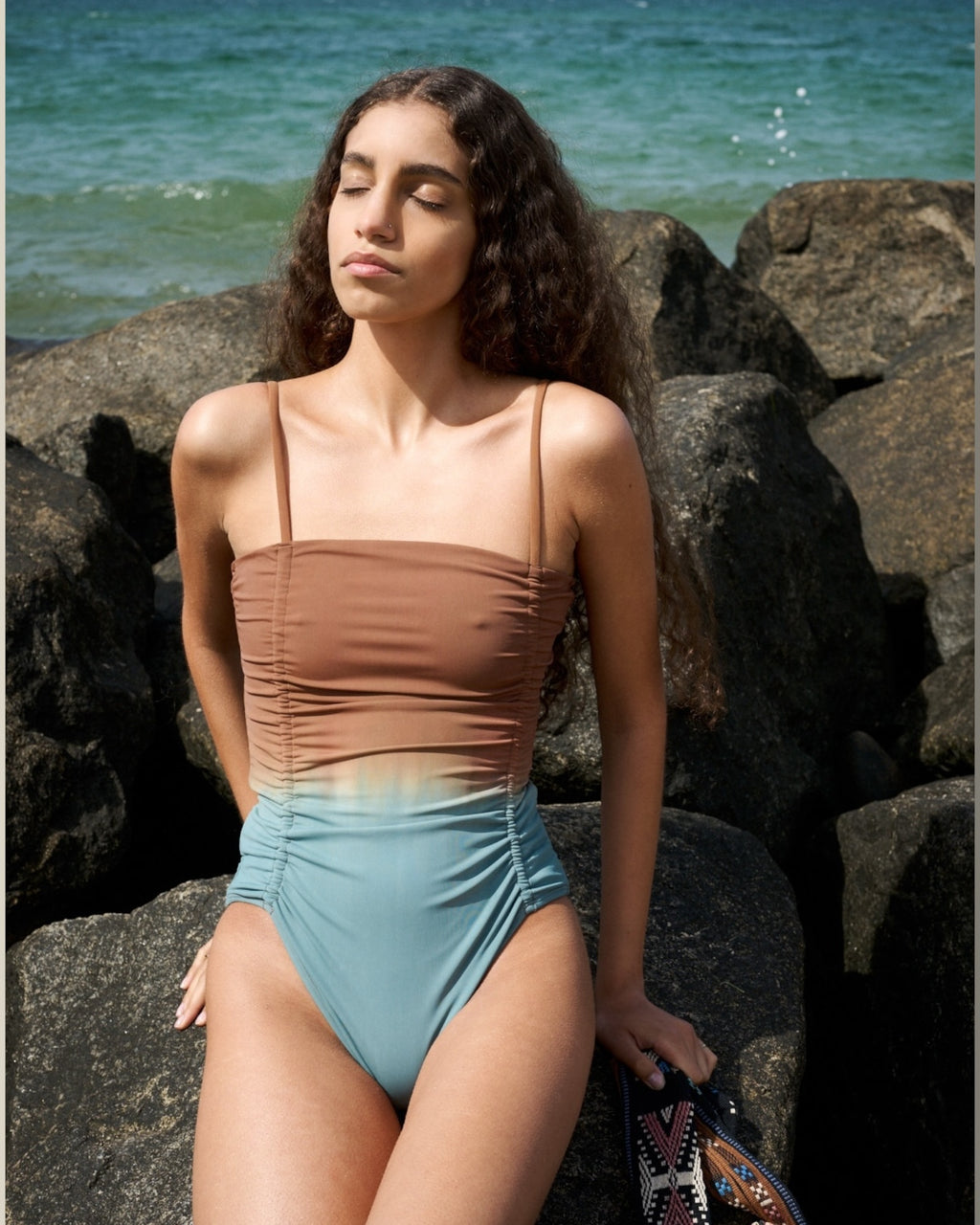 cognac-grey-dames-badpak-valt-klein-elastisch-sali-van-rabens-saloner-she-stories-gwen-leidschendam