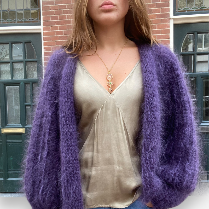 paarse-handgebreid-dames-vest-met-lange-ballonmouwen-mohair-wol-stevie-van-studio-lavendel-she-stories-gwen