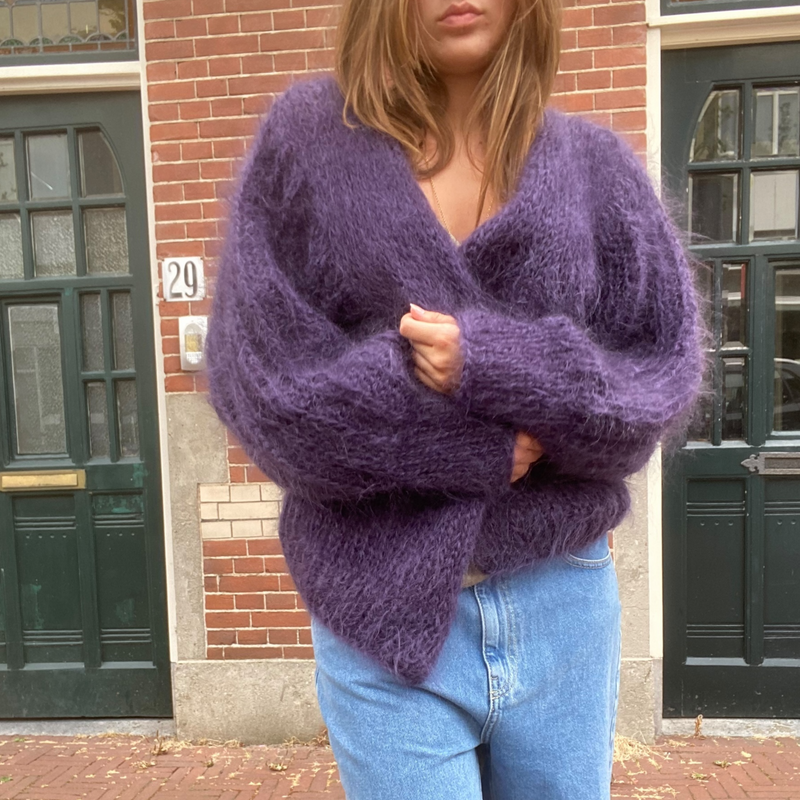 paarse-handgebreid-dames-vest-met-lange-ballonmouwen-mohair-wol-stevie-van-studio-lavendel-she-stories-gwen