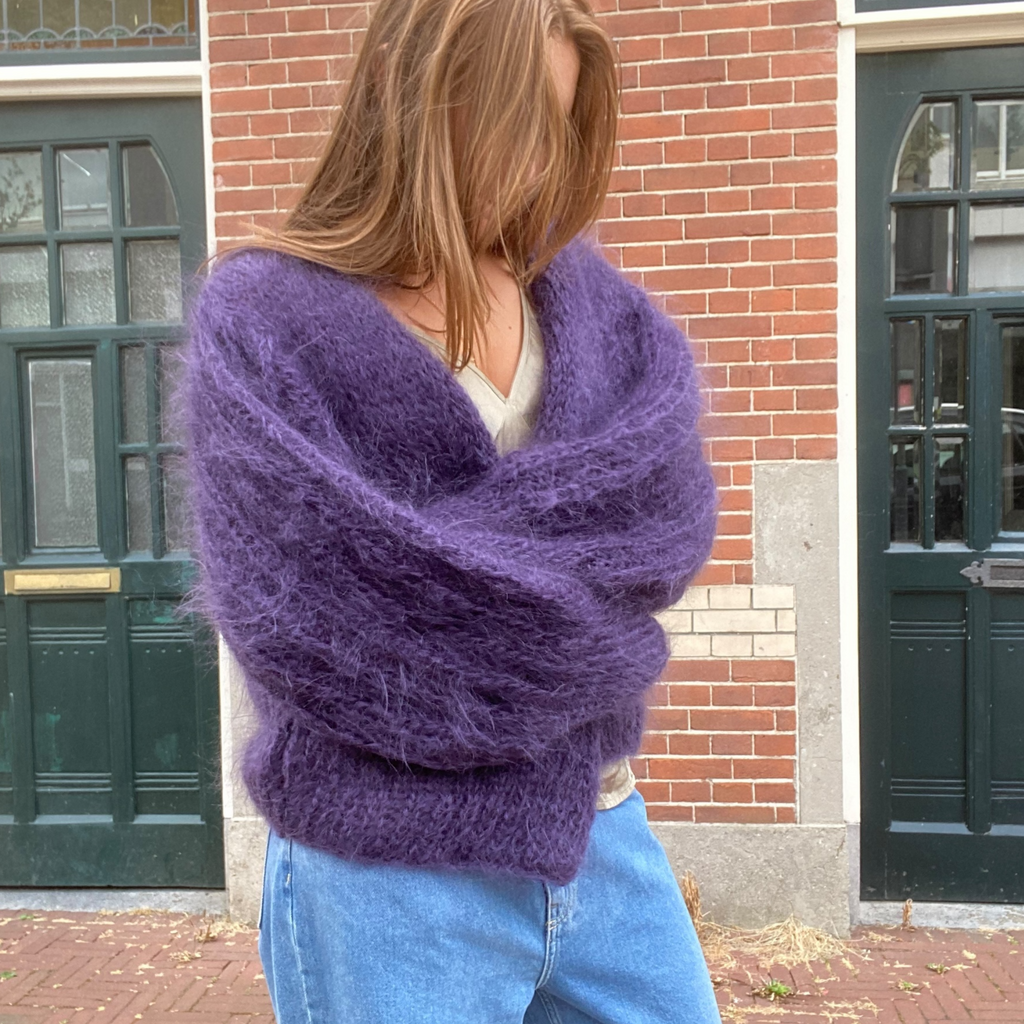 paarse-handgebreid-dames-vest-met-lange-ballonmouwen-mohair-wol-stevie-van-studio-lavendel-she-stories-gwen