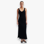 zwarte-dames-maxi-jurk-geribbeld-met-v-hals-slanke-fit-como-van-second-female-she-stories-gwen