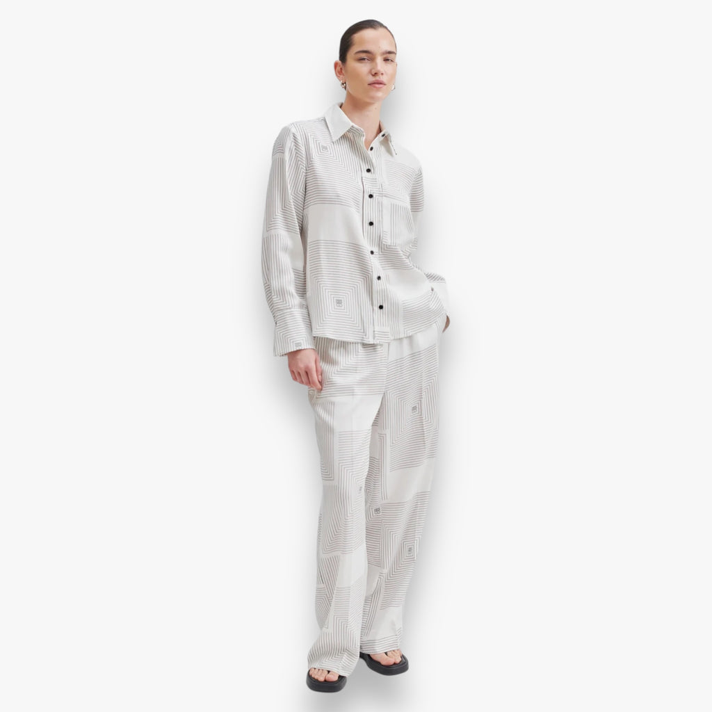 vaporous-white-dames-trousers-broek-met-elastische-tailleband-rechte-pijpen-print-tiarra-van-second-female-she-stories-gwen