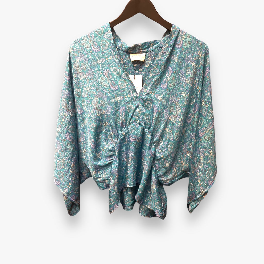 multicolor-dames-printed-top-met-v-hals-halflange-mouwen-juno-van-sissel-edelbo-she-stories-gwen
