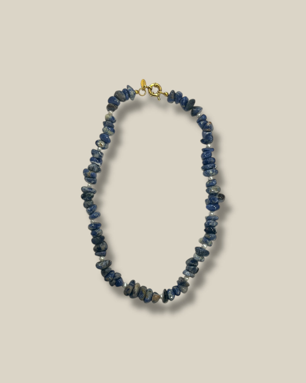 blauwe-sodaliet-dames-ketting-van-i-am-jai-she-stories-gwen